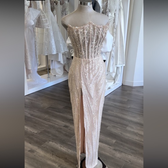 Walter Collections Gown - Picture 1 of 3